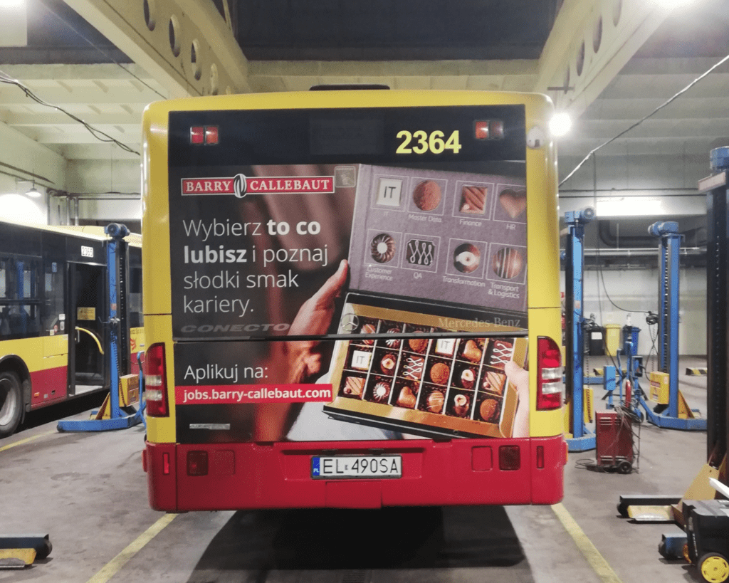 reklama na oklejonym autobusie