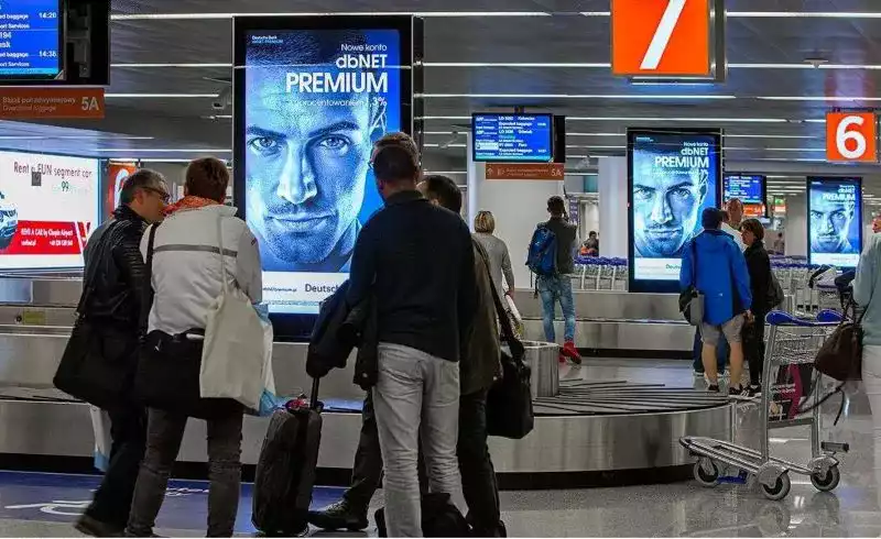 reklama na lotnisku Warszawa Okęcie Chopin